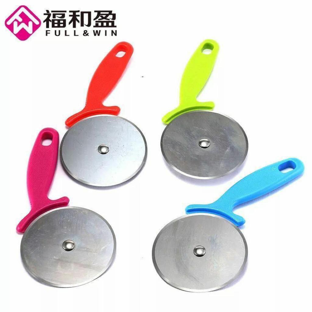 قطاعة بيتزا عجله يد الوان