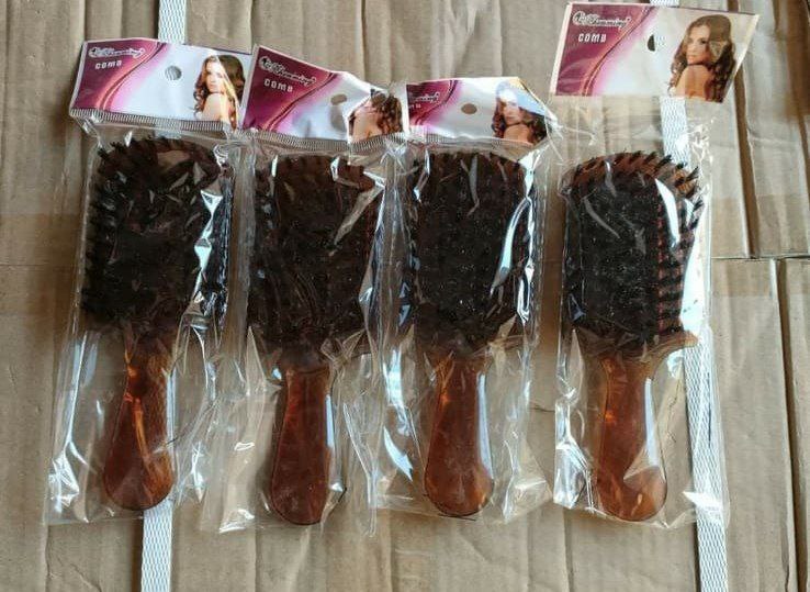 فرشاة شعر او ملابس عسلى