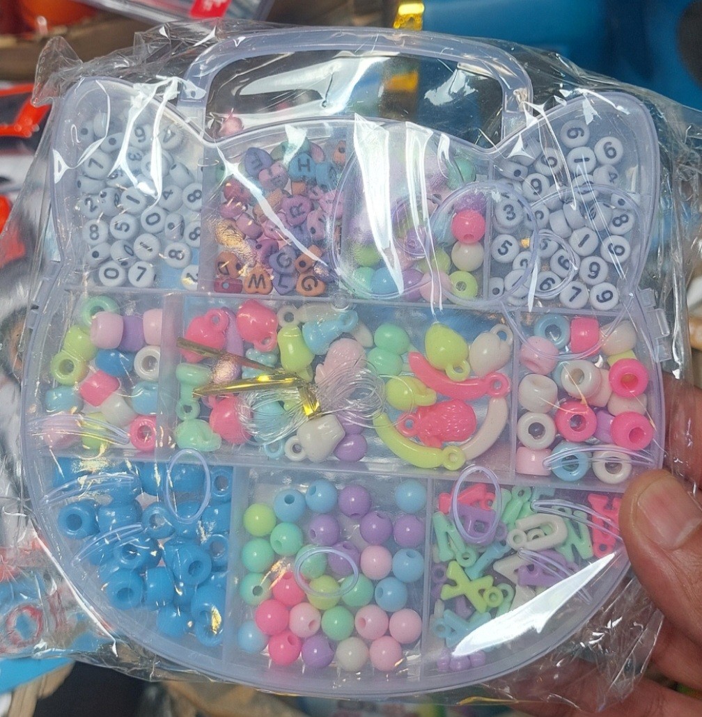 علبة خرز وسط بمشتملاتها