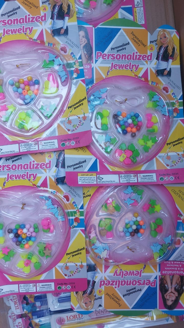 خرز بنات على كارت فراشه مقاس صغير