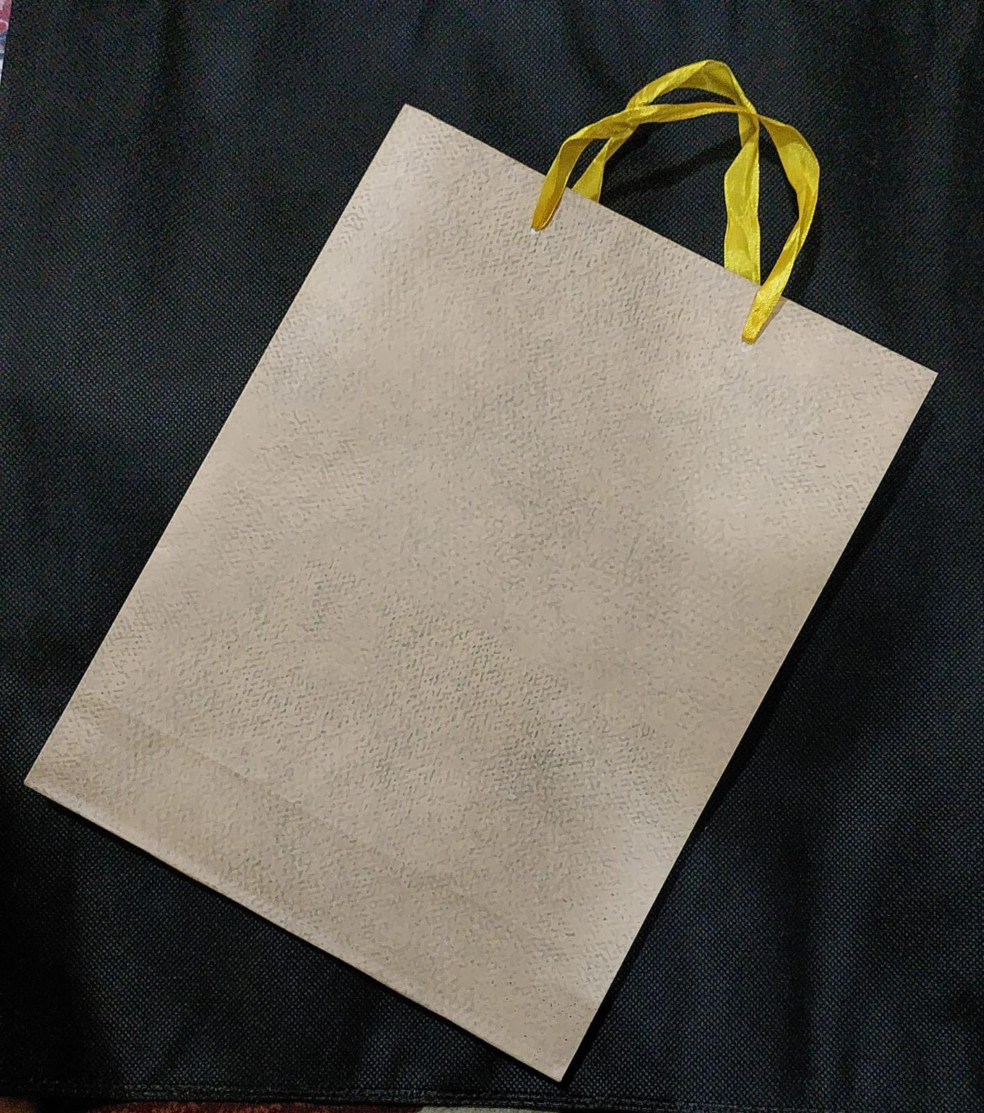 شنطة هدايا ورق لوكس ساده ٢٥ فى ٣٢