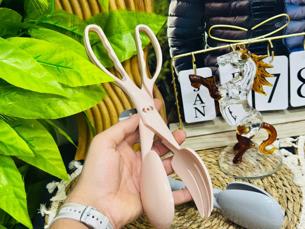 ماسك معلقه وشوكه سلطه