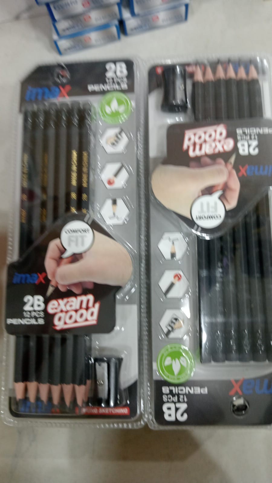 قلم رصاص فى علبه بلاستيك وبرايه